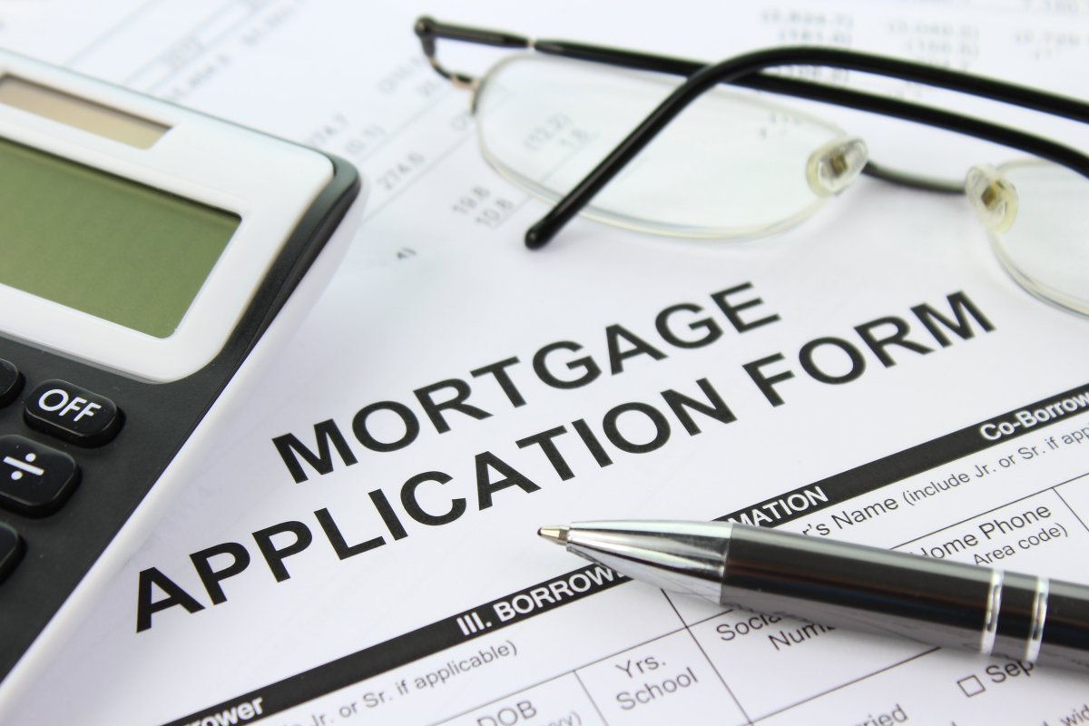 Image_of_a_mortgage_form_with_pen_and_glasses_lying_on_top