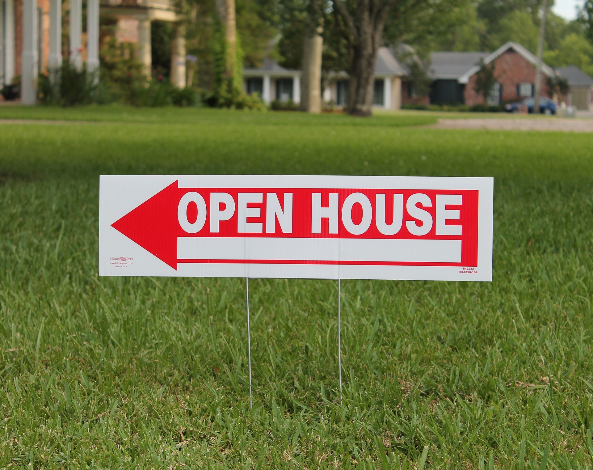 image_of_an_open_house_sign_on_a_lawn